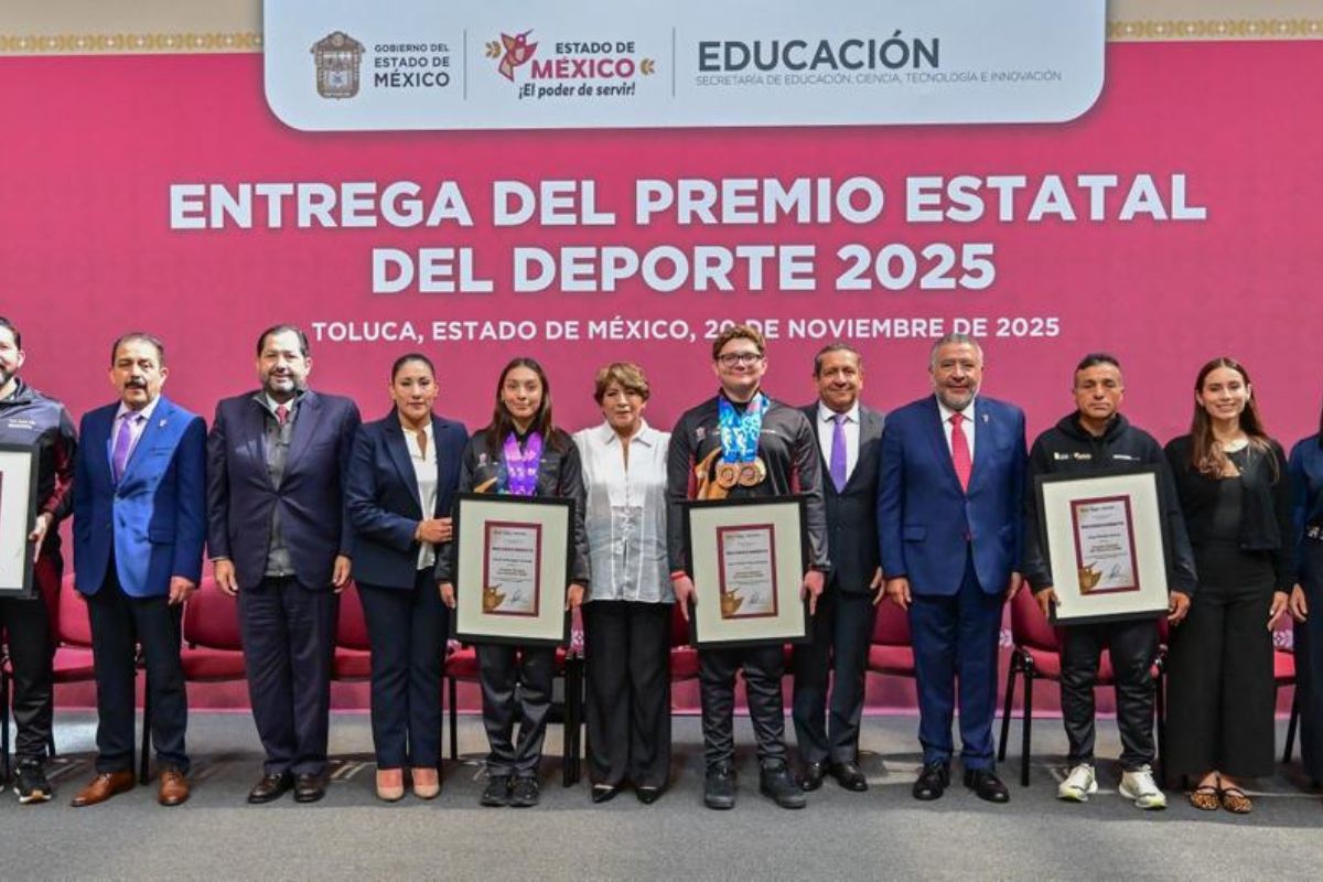 La Gobernadora Delfina Gómez entrega el galardón a destacados talentos del Edomex. Foto: Especial