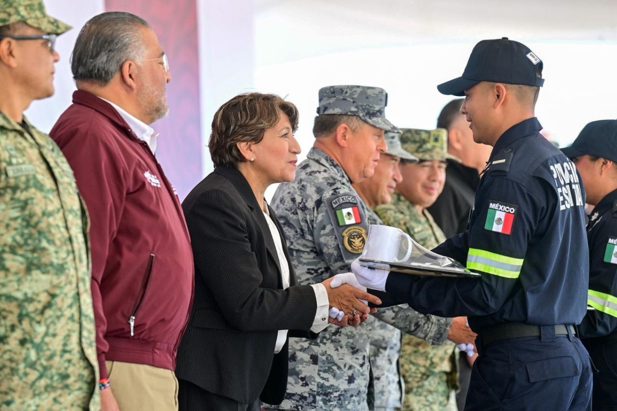 La Gobernadora Delfina Gómez encabezó la graduación de la primera generación de policías de proximidad. Foto: Especial