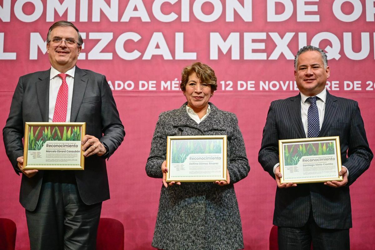 Marcelo Ebrard reconoce el valor económico y cultural del mezcal mexiquense. Foto: Especial