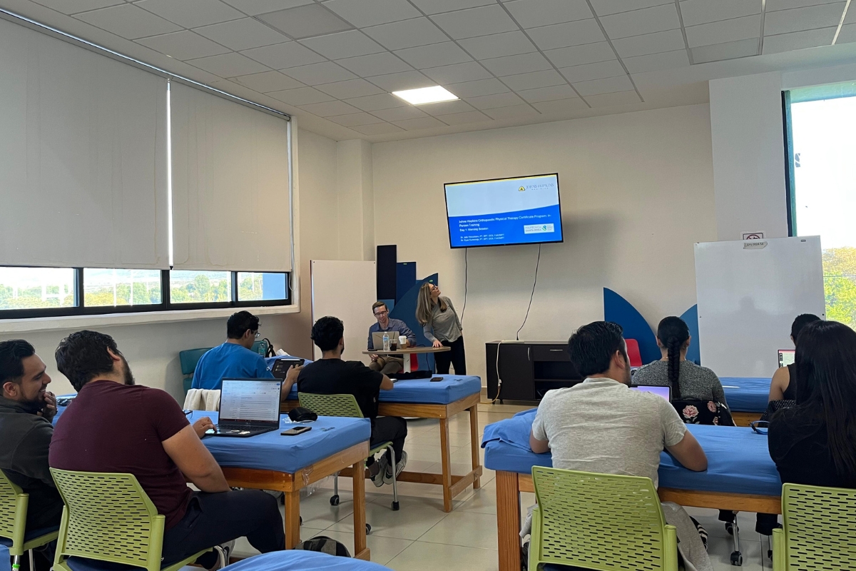 Estudiantes de la Politécnica de Santa Rosa culminan diplomado de Johns Hopkins