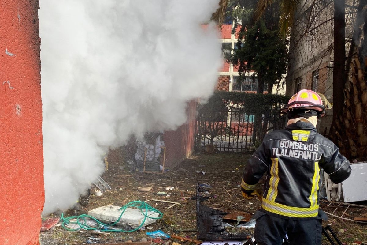 Bomberos controlaron el fuego al interior de la unidad habitacional. Foto: Especial