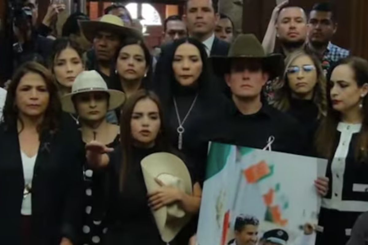 Grecia Itzel Quiroz García rinde protesta en el Congreso de Michoacán, arropada por consignas que exigían justicia y memoria para Carlos Manzo. Foto: Especial