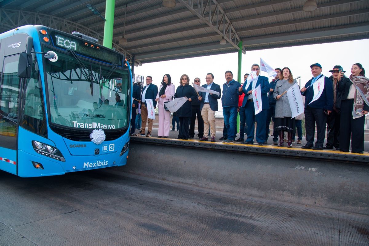 Autoridades estatales presentan la flota que mejorará la movilidad metropolitana. Foto: Especial