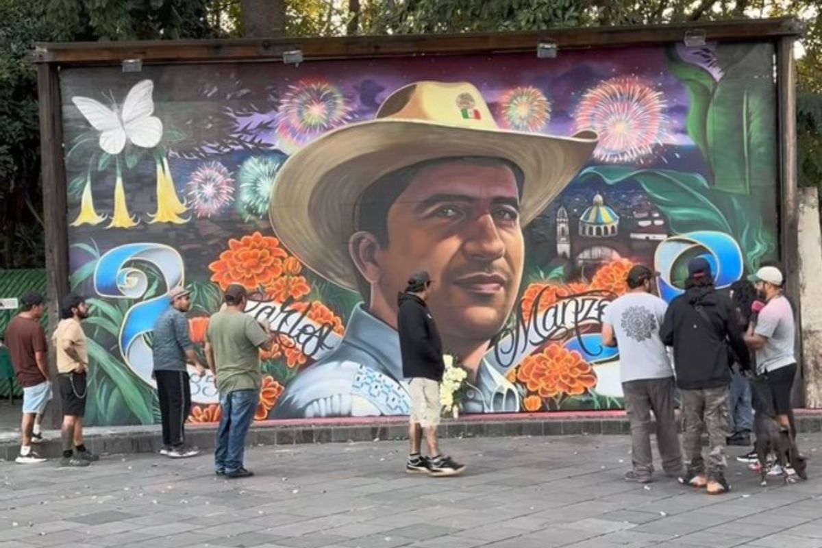 Elementos florales de cempasúchil en la obra de Uruapan, utilizados para evocar memoria, tradición y la conexión cultural con las ceremonias comunitarias. Foto: Especial