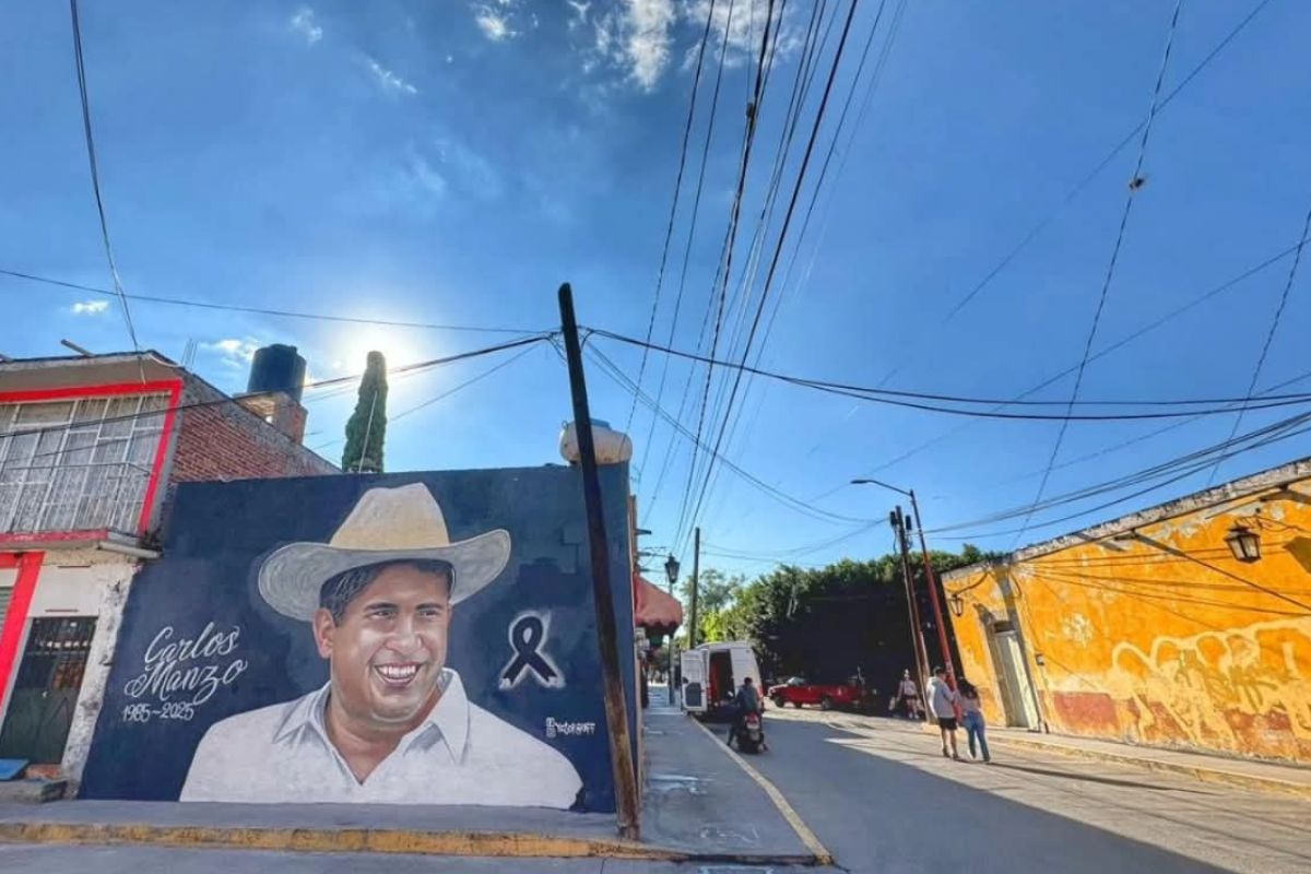 Detalle del mural realizado en Indaparapeo, donde la guayabera y el sombrero retratan el estilo característico de Carlos Manzo, como símbolo de identidad regional. Foto: Especial