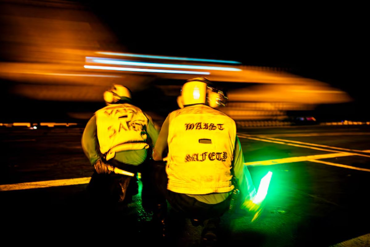 Tripulantes del USS Gerald R. Ford coordinan despegues en plena oscuridad. Foto: Especial