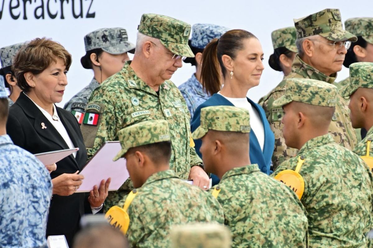 Sheinbaum y Delfina Gómez durante la ceremonia en Santa Lucía. Foto: Especial