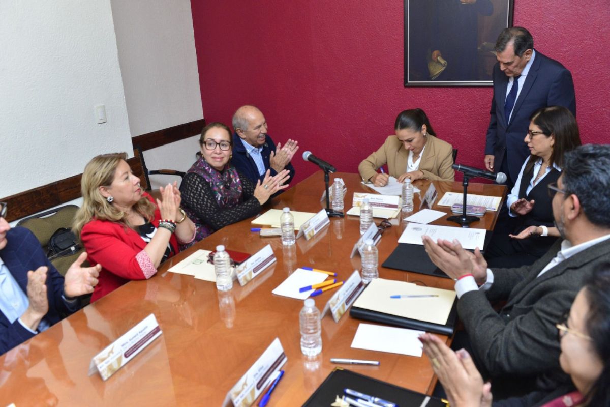 Autoridades del Gobierno del Edomex y del IMSS durante la ceremonia de escrituración. Foto: Especial