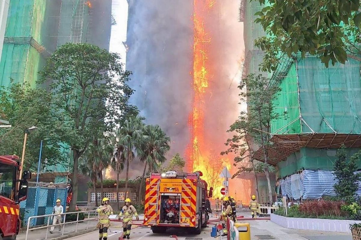 Bomberos combaten las llamas que envolvieron las torres de Wang Fuk Court. Foto: Especial