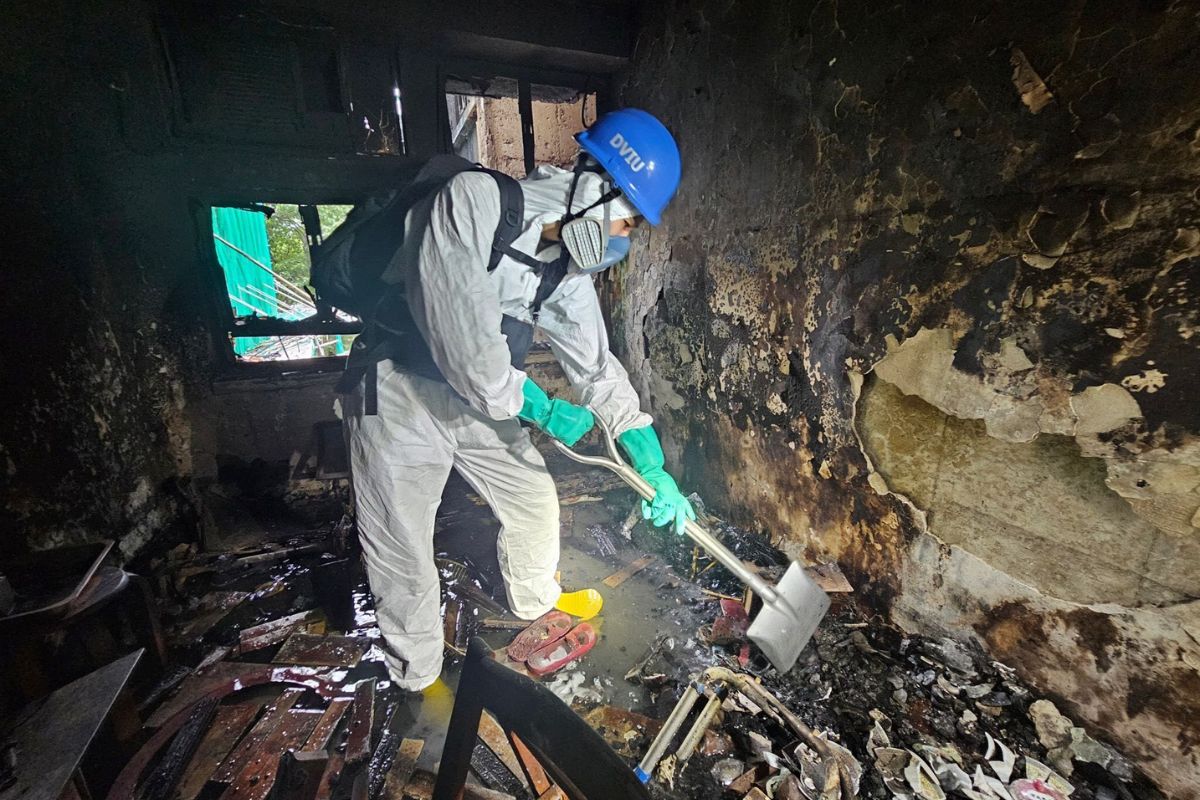 Autoridades inspeccionan los restos tras la propagación del fuego. Foto: Especial