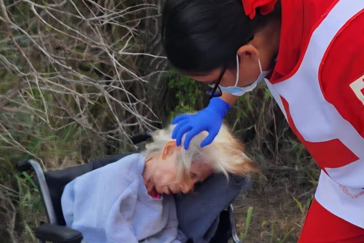 Paramédicos atienden a la mujer hallada en la carretera. Foto: Especial