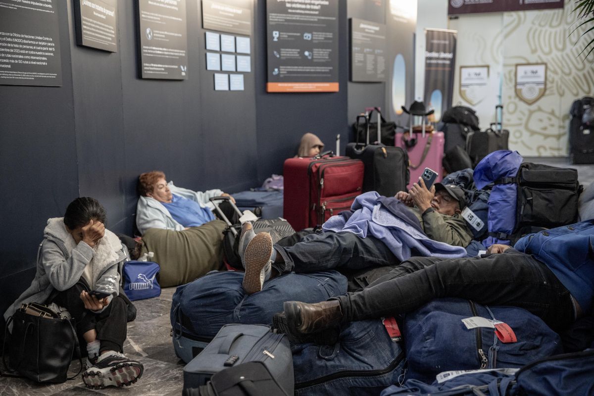 Pasajeros esperan reprogramación tras retrasos por clima. Foto: Cuartoscuro
