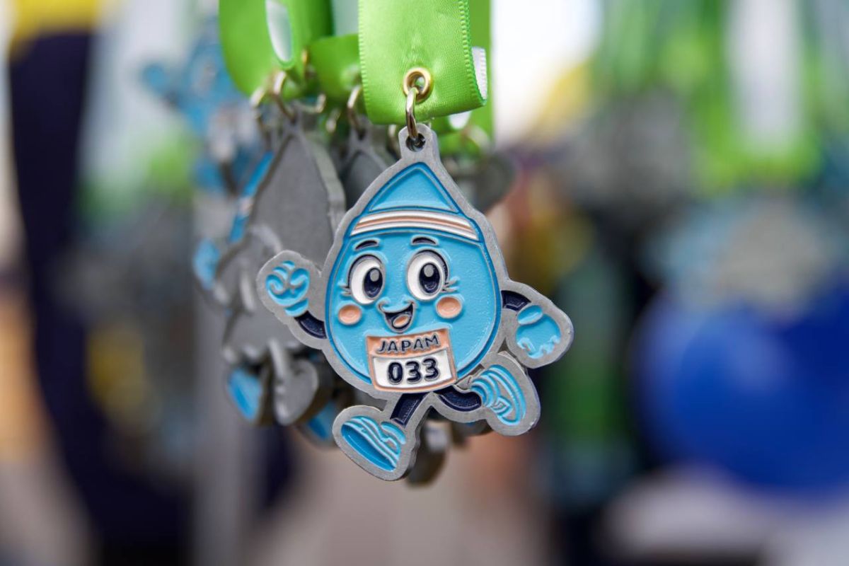 La medalla conmemorativa de la carrera “Soy Guardián y Corro por el Agua”, símbolo del esfuerzo deportivo y del compromiso con el cuidado del agua. Foto: Especial