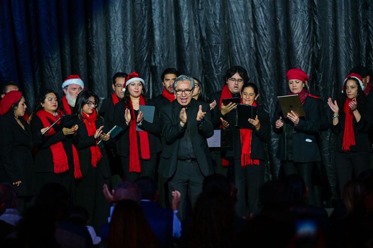 Villancicos del Coro de la UAEMéx resonaron en el patio central. Foto: Especial