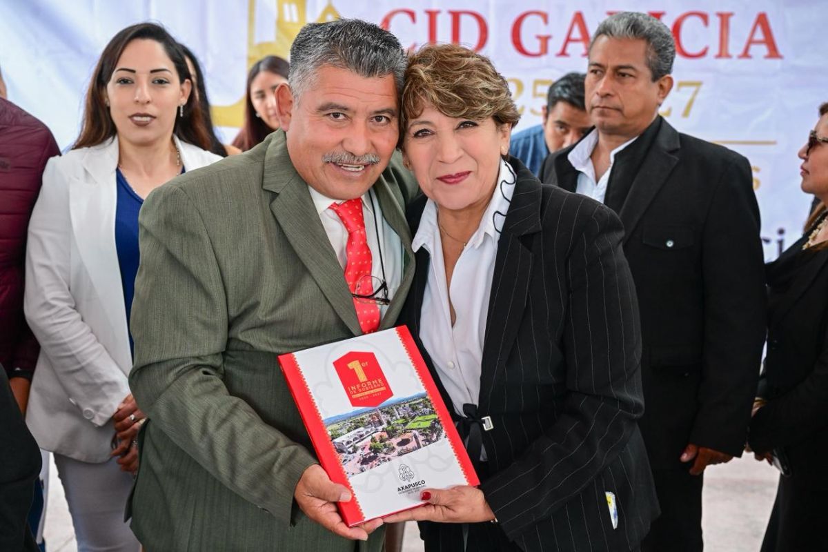 La gobernadora Delfina Gómez Álvarez asistió al Primer Informe de Gobierno del presidente municipal de Axapusco, Melitón Cid Galicia. Foto: Especial