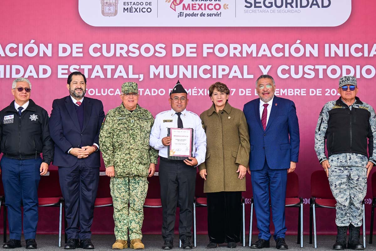Delfina Gómez encabeza la graduación de 996 nuevos policías. Foto: Especial