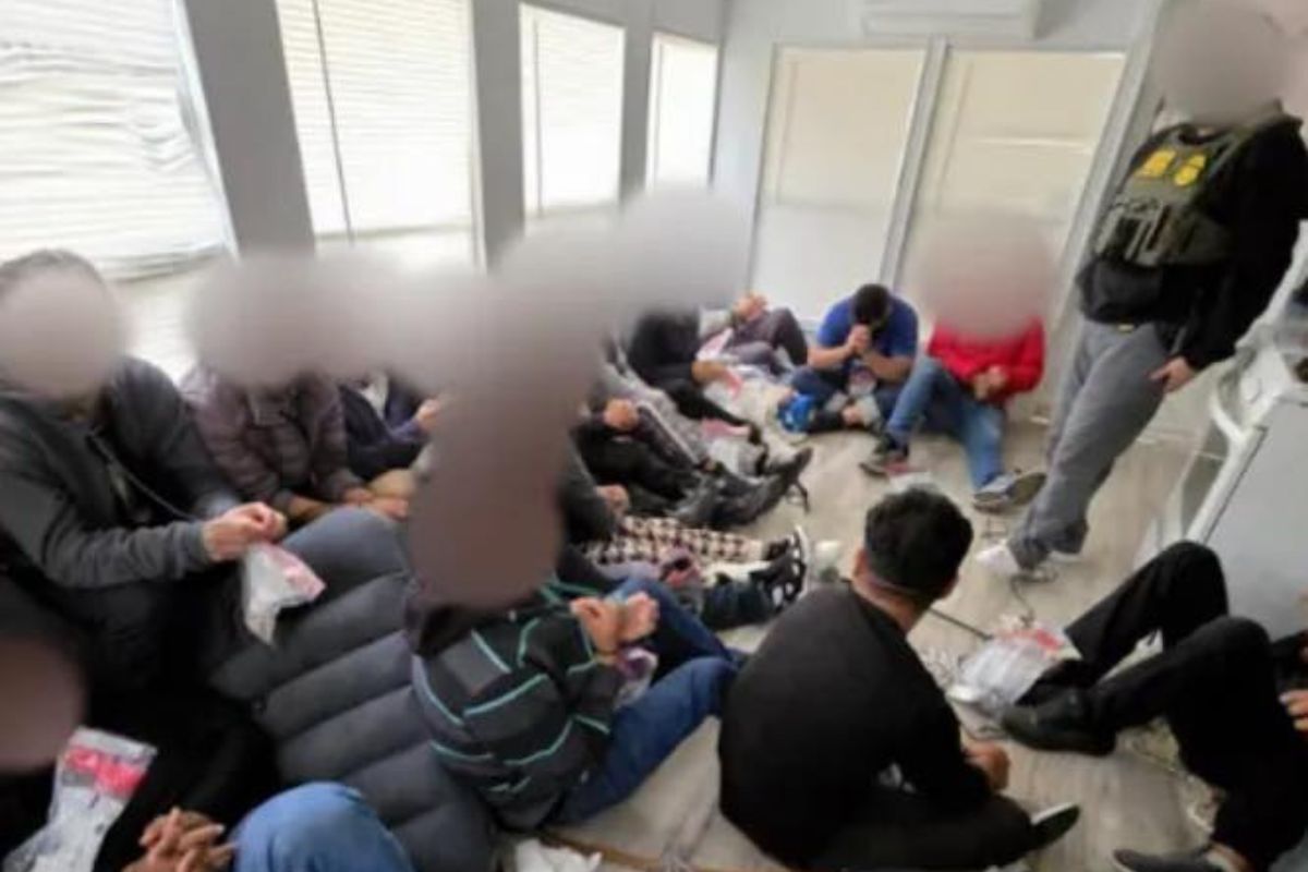 Interior de la casa rodante donde fueron hallados 43 migrantes. Foto: Especial