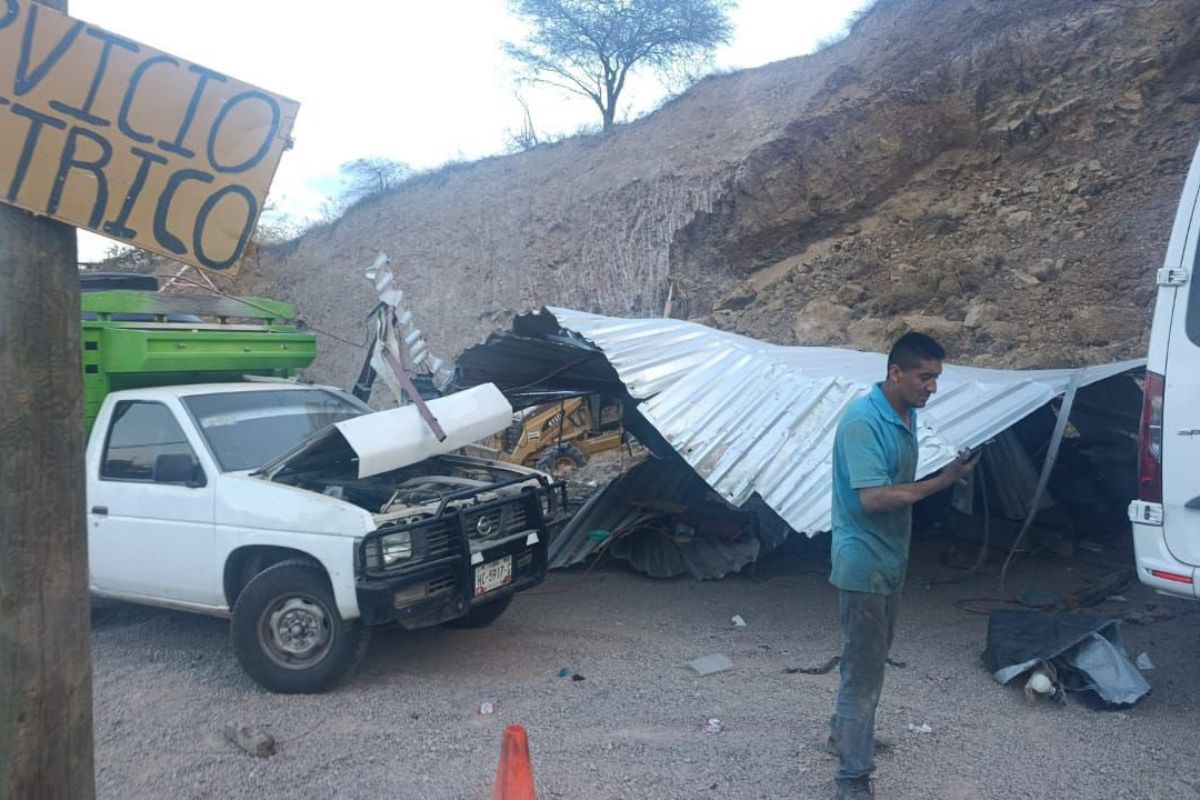 La vivienda quedó completamente sepultada por toneladas de tierra. Foto: Ayuntamiento de Tlapa