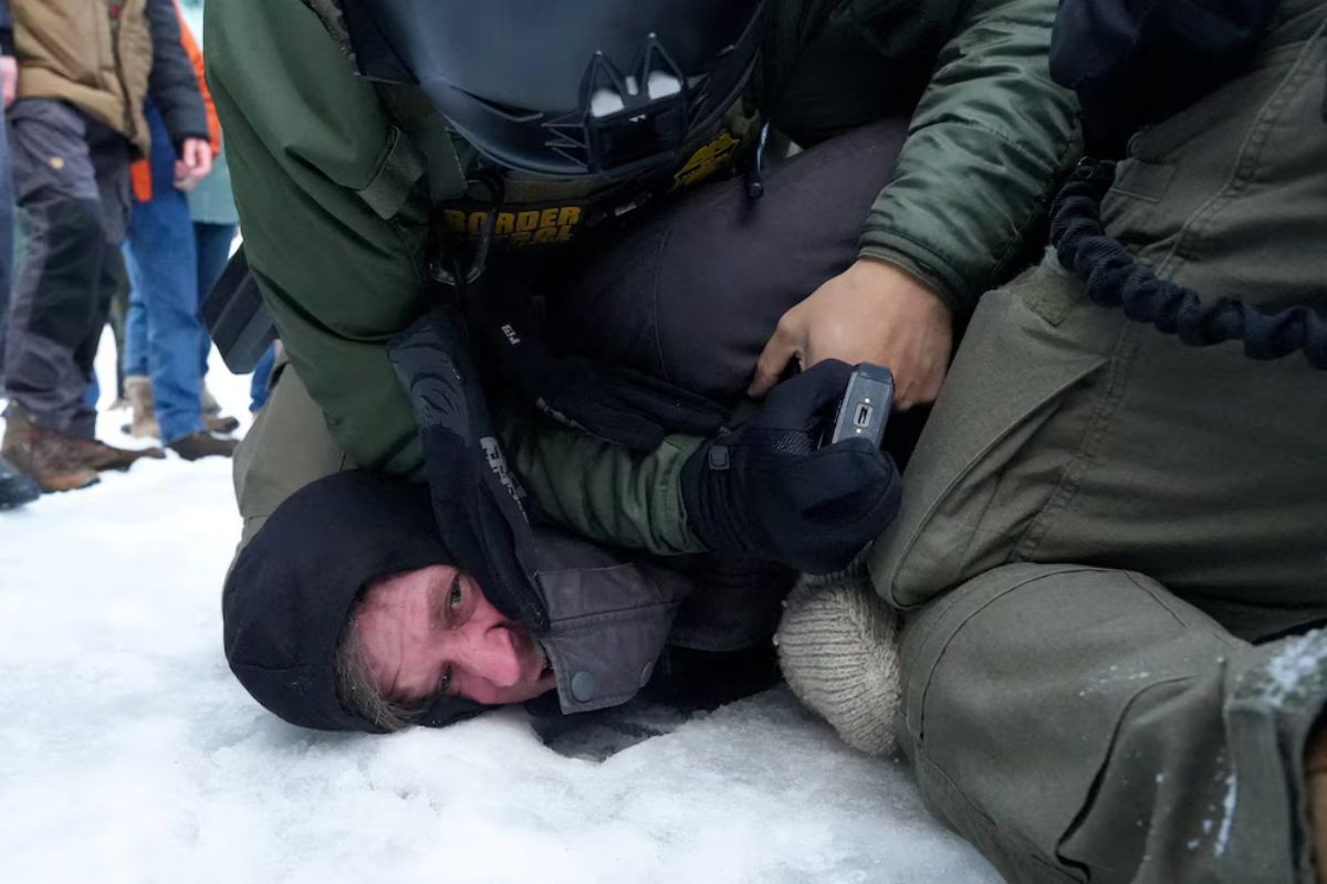 Agentes federales contienen a los manifestantes. Foto. Especial