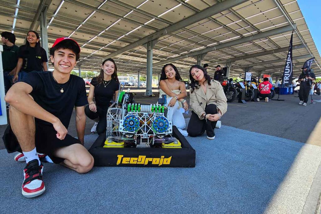 El Tec de Monterrey campus Querétaro recibió la llegada de la Carrera Panamericana 2025 con la presencia de dos carros especiales