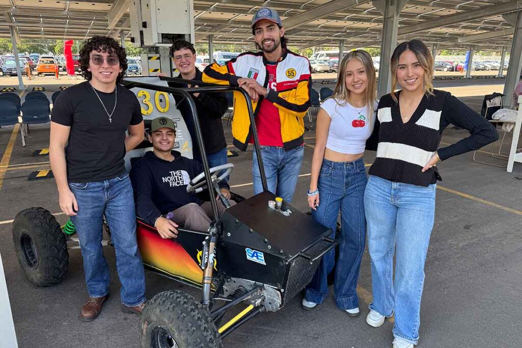 El Tec de Monterrey campus Querétaro recibió la llegada de la Carrera Panamericana 2025 con la presencia de dos carros especiales