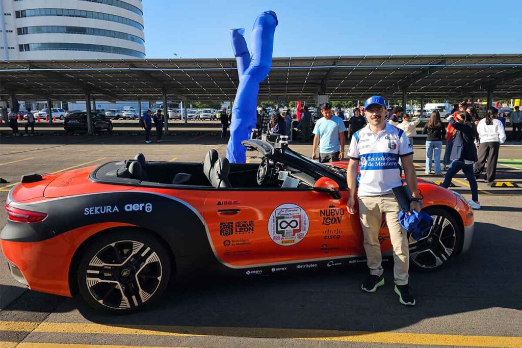 El Tec de Monterrey campus Querétaro recibió la llegada de la Carrera Panamericana 2025 con la presencia de dos carros especiales