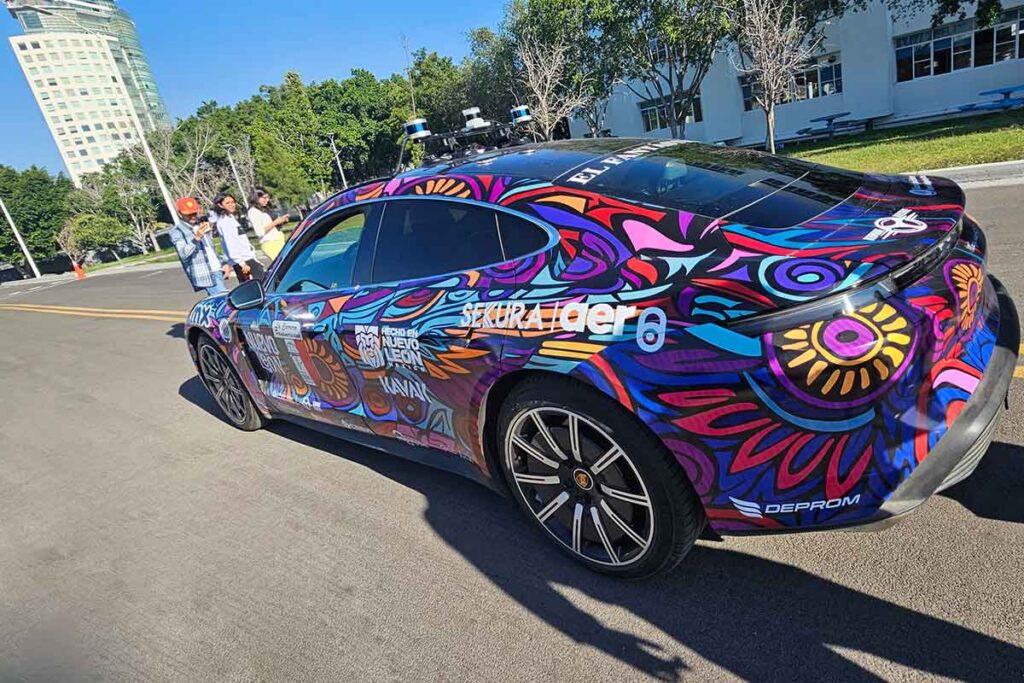 El Tec de Monterrey campus Querétaro recibió la llegada de la Carrera Panamericana 2025 con la presencia de dos carros especiales