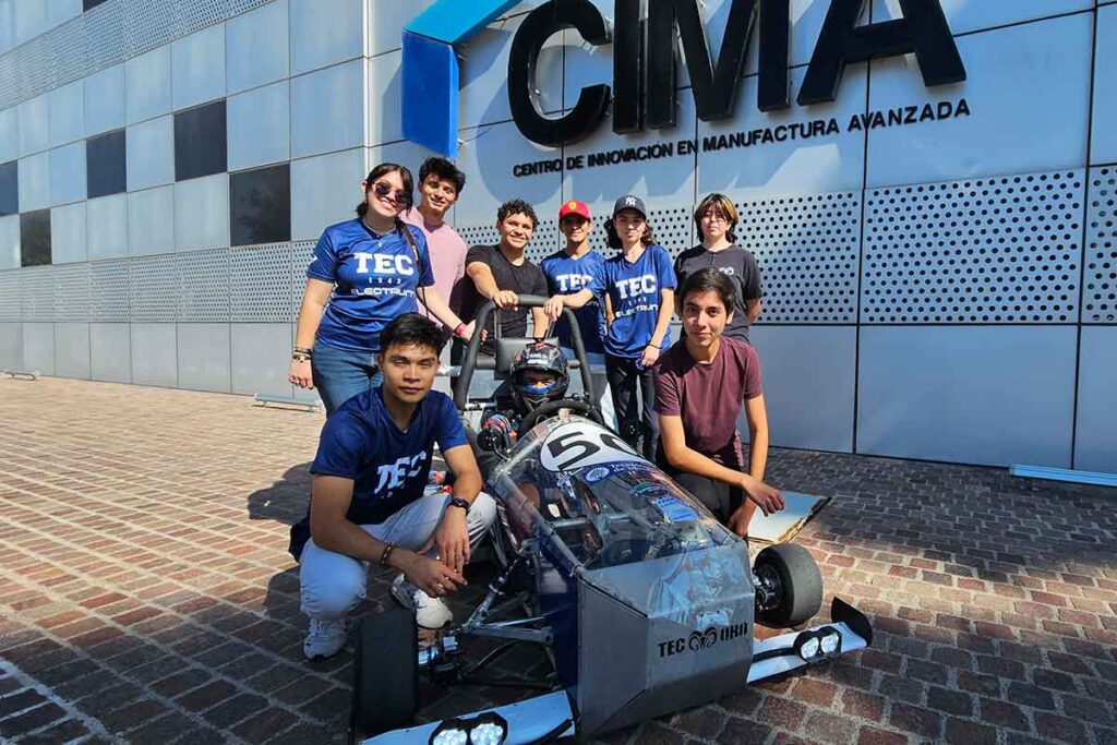 El Tec de Monterrey campus Querétaro recibió la llegada de la Carrera Panamericana 2025 con la presencia de dos carros especiales