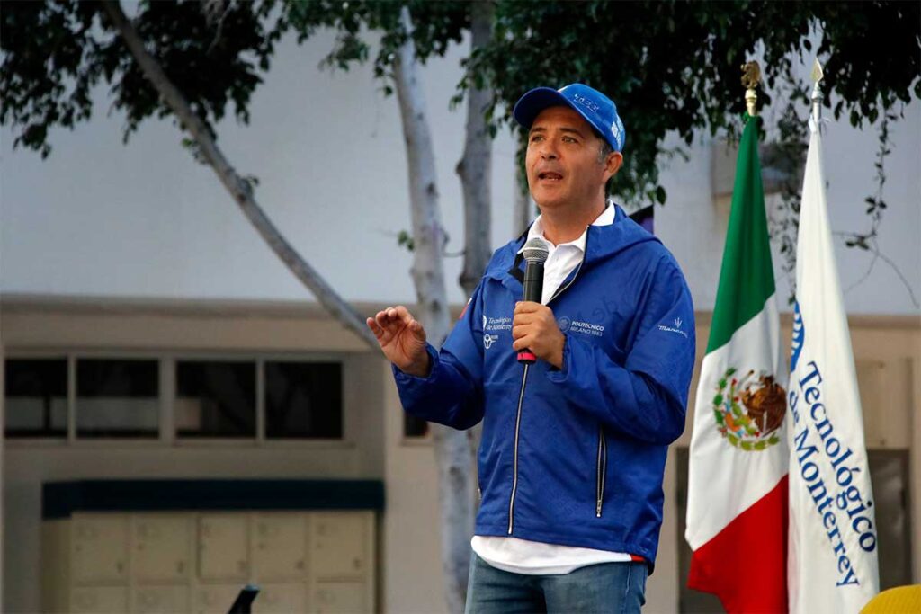 El Tec de Monterrey campus Querétaro recibió la llegada de la Carrera Panamericana 2025 con la presencia de dos carros especiales