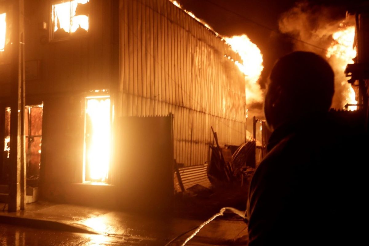 Incendios fuera de control dejan al menos 16 muertos y miles evacuados. Foto: Especial
