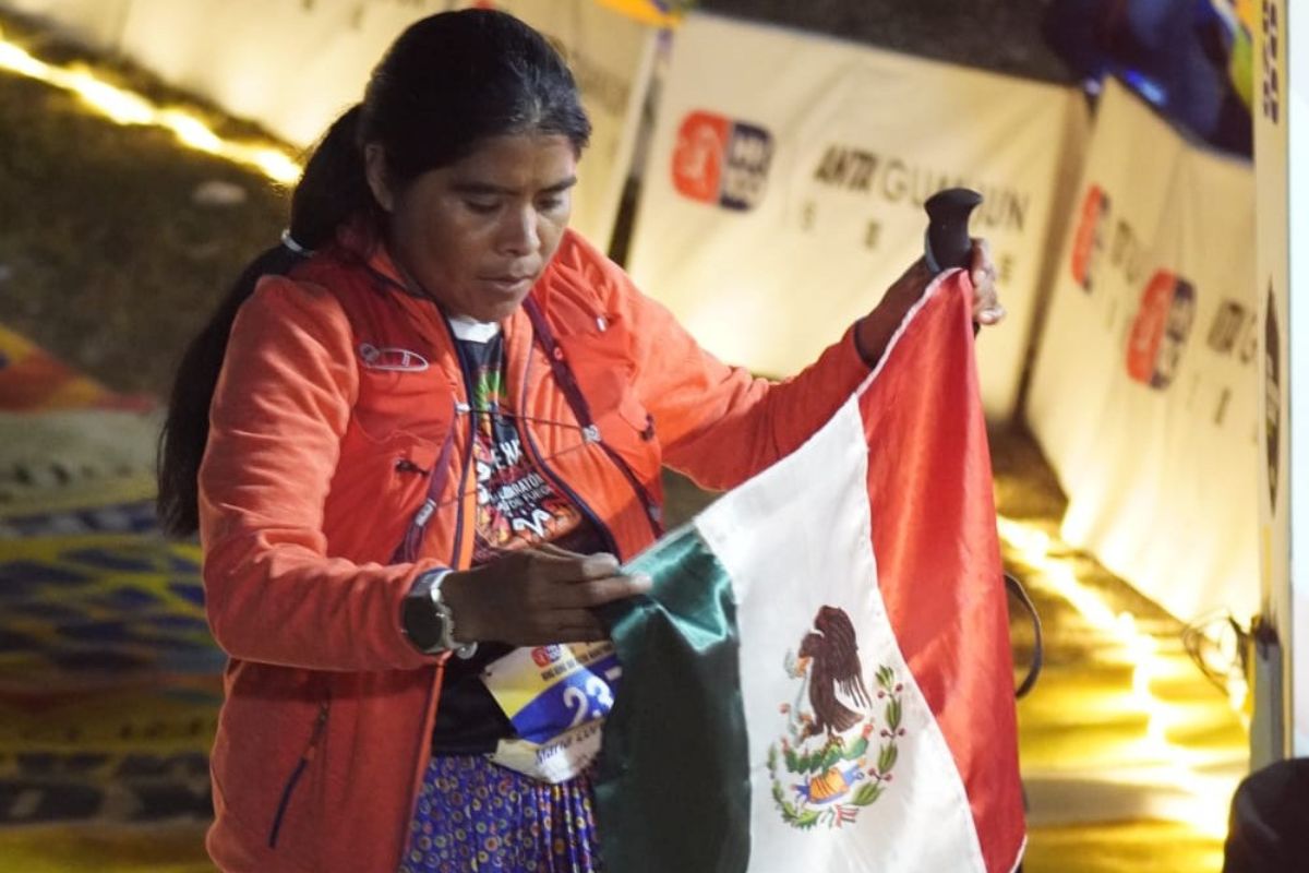 La corredora rarámuri enfrentó frío extremo y humedad intensa. Foto: México Imparable