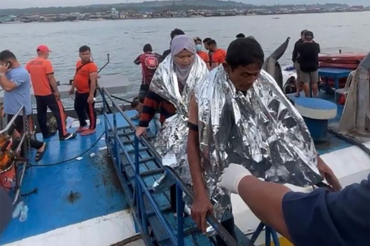 Sobrevivientes fueron rescatados tras horas en el mar. Foto: Especial