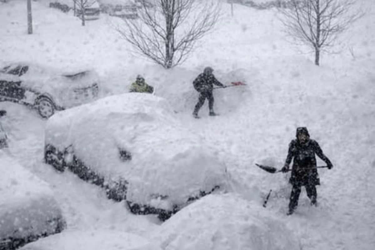 Cuadrillas trabajan entre hielo para restablecer el suministro eléctrico. Foto: Especial