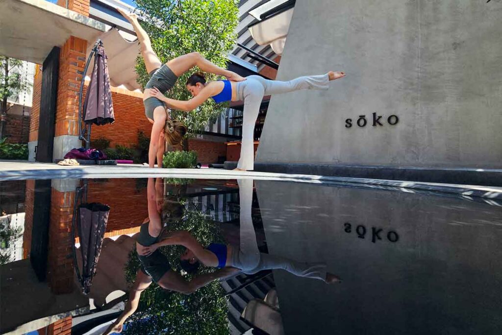 Un grupo de mujeres practicaron yoga en las instalaciones del restaurante queretano de cocina japonesa Sōko