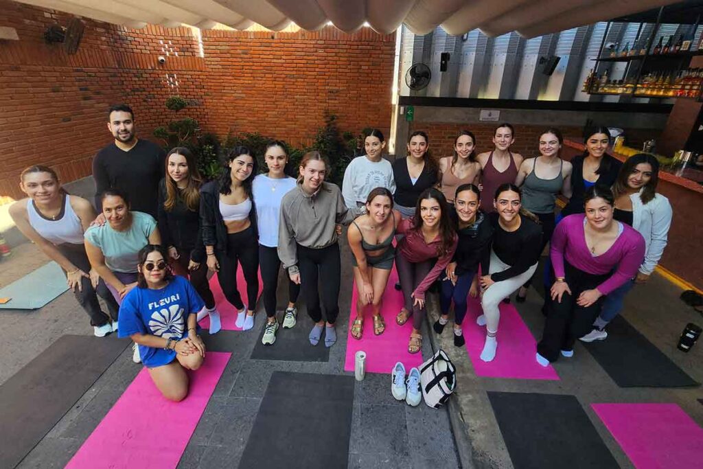 Un grupo de mujeres practicaron yoga en las instalaciones del restaurante queretano de cocina japonesa Sōko