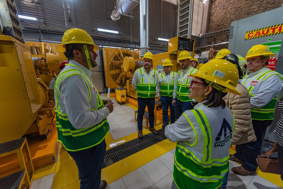 Personal técnico revisa subestación eléctrica que abastecerá al estadio durante el Mundial. Foto: Especial