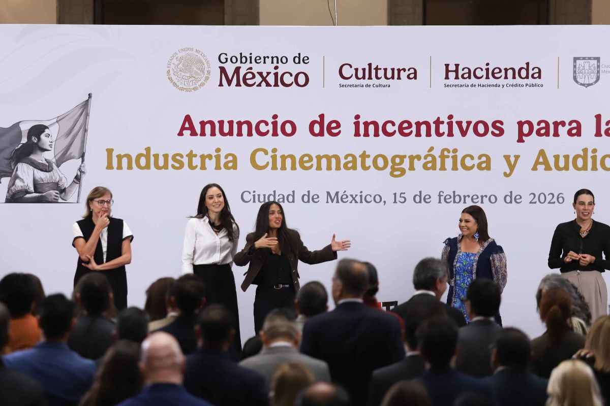 Salma Hayek participó en un acto oficial sobre impulso al cine en Palacio Nacional. Foto: Cuartoscuro