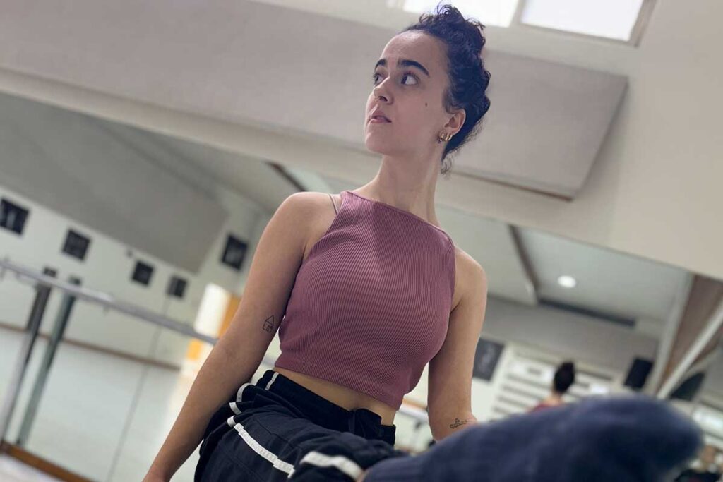 Julia Sapiña y Natalia Thaïs son dos jóvenes maestras que han llegado al Centro Proart a enseñar su arte a niñas y adolescentes