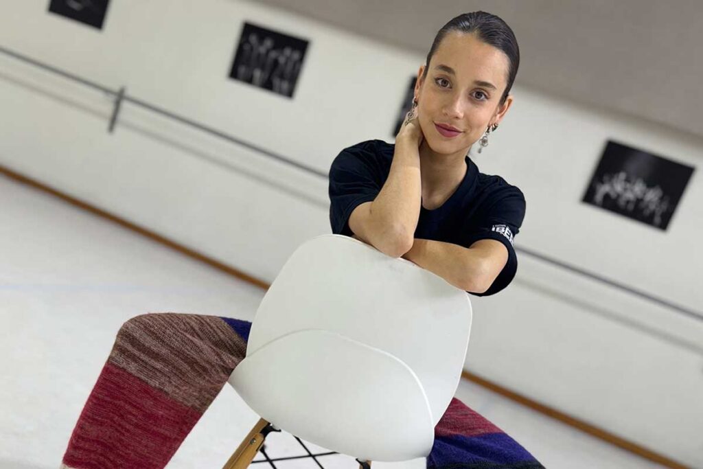 Julia Sapiña y Natalia Thaïs son dos jóvenes maestras que han llegado al Centro Proart a enseñar su arte a niñas y adolescentes