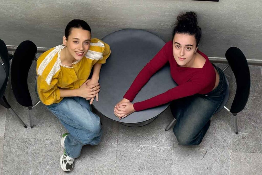 Julia Sapiña y Natalia Thaïs son dos jóvenes maestras que han llegado al Centro Proart a enseñar su arte a niñas y adolescentes
