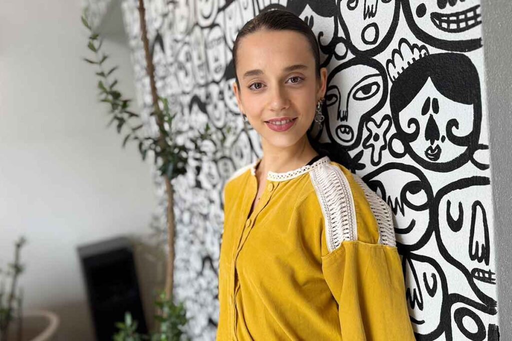 Julia Sapiña y Natalia Thaïs son dos jóvenes maestras que han llegado al Centro Proart a enseñar su arte a niñas y adolescentes