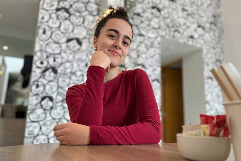 Julia Sapiña y Natalia Thaïs son dos jóvenes maestras que han llegado al Centro Proart a enseñar su arte a niñas y adolescentes