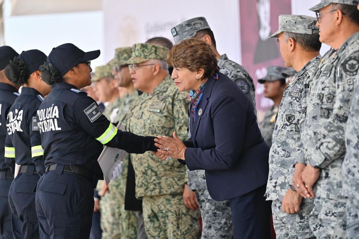 La gobernadora Delfina Gómez encabezó la graduación de 143 nuevos policías y la entrega de patrullas y armamento en Huehuetoca. Foto: Especial
