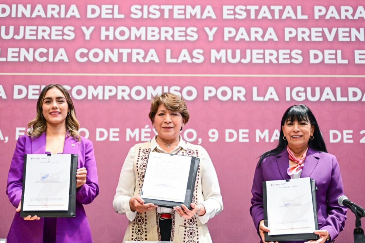Presidentas y presidentes municipales participaron en la firma del compromiso estatal. Foto: Especial