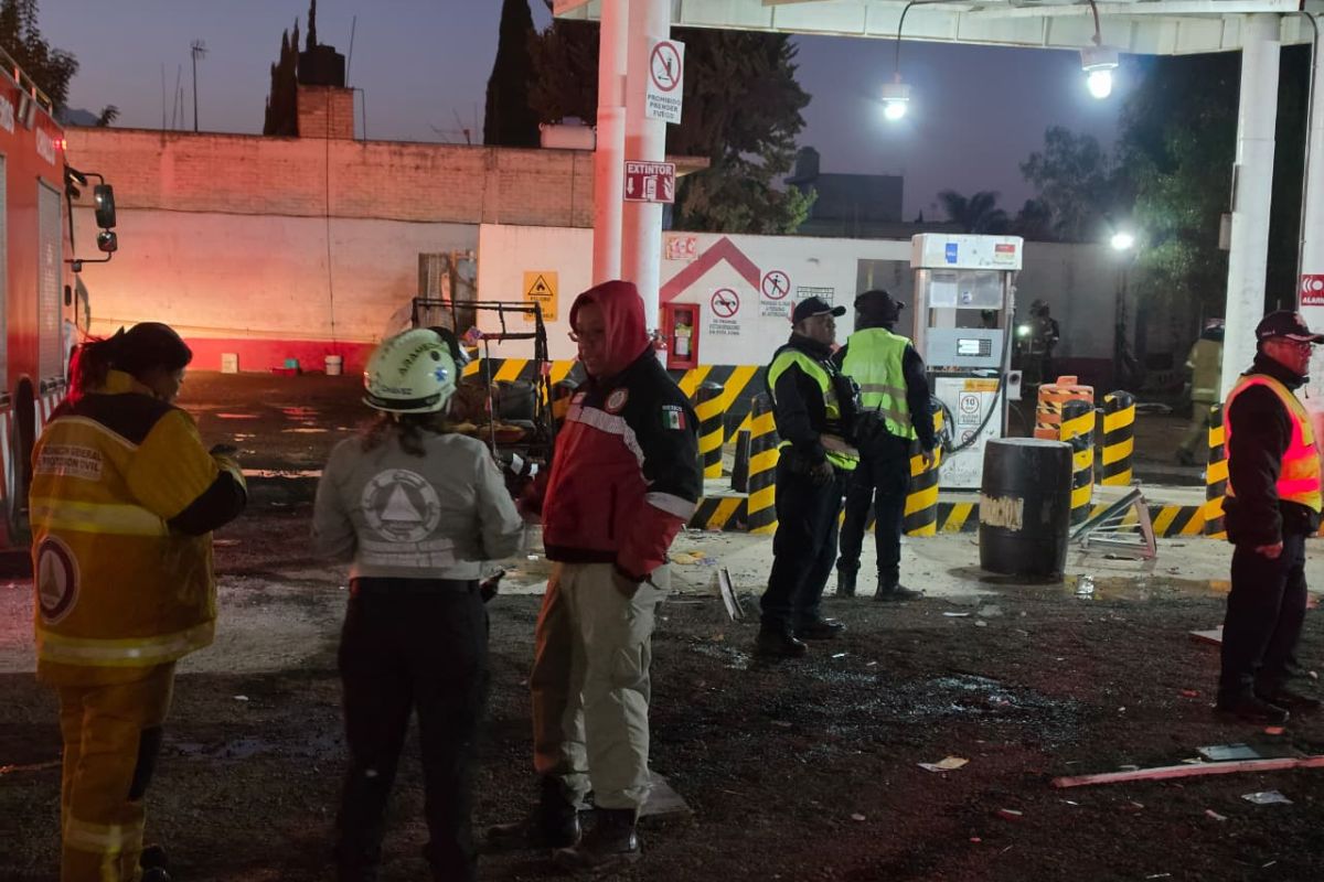 Elementos de Protección Civil inspeccionan estructuras dañadas por la onda expansiva. Foto: Especial