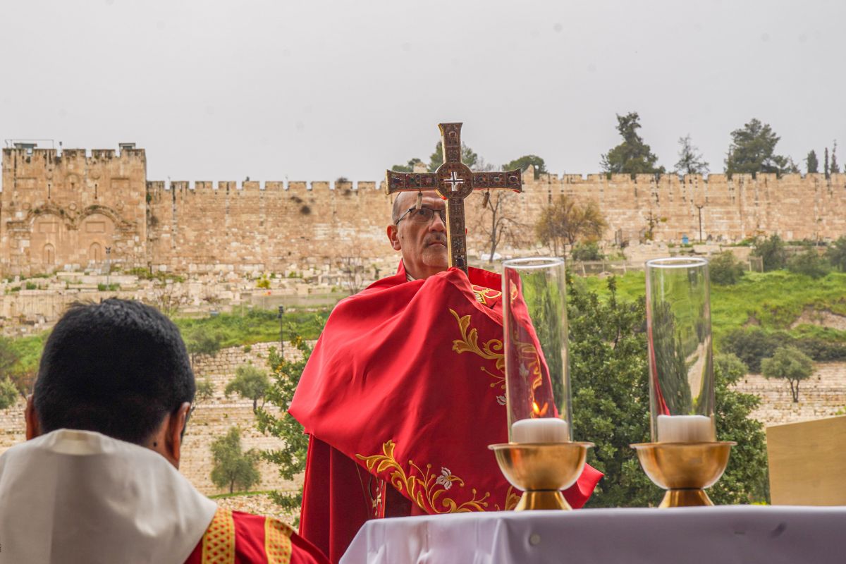 El Cardenal Pierbattista Pizzaballa, Patriarca Latino de Jerusalén, presidió la Liturgia de la Palabra ofrecida hacia la Ciudad de Jerusalén en la Basílica de Todas las Naciones en Getsemaní. Foto: @LPJerusalem