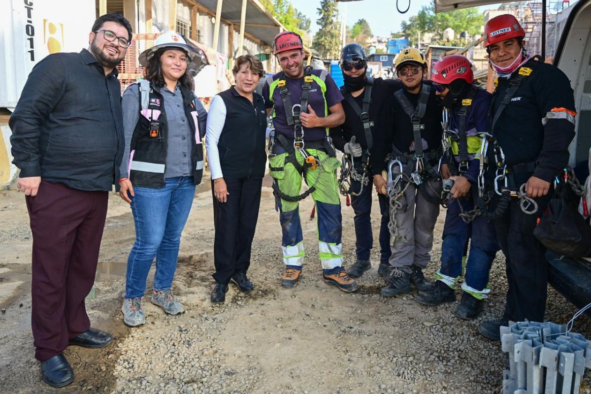 Trabajadores del Mexicable reciben el reconocimiento de la Gobernadora durante la visita. Foto: Especial