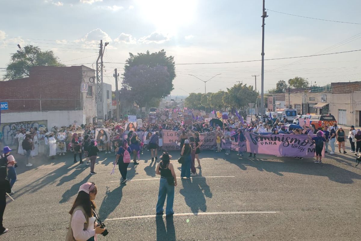 Miles de mujeres hacen sentir su voz en marcha del 8M en Querétaro