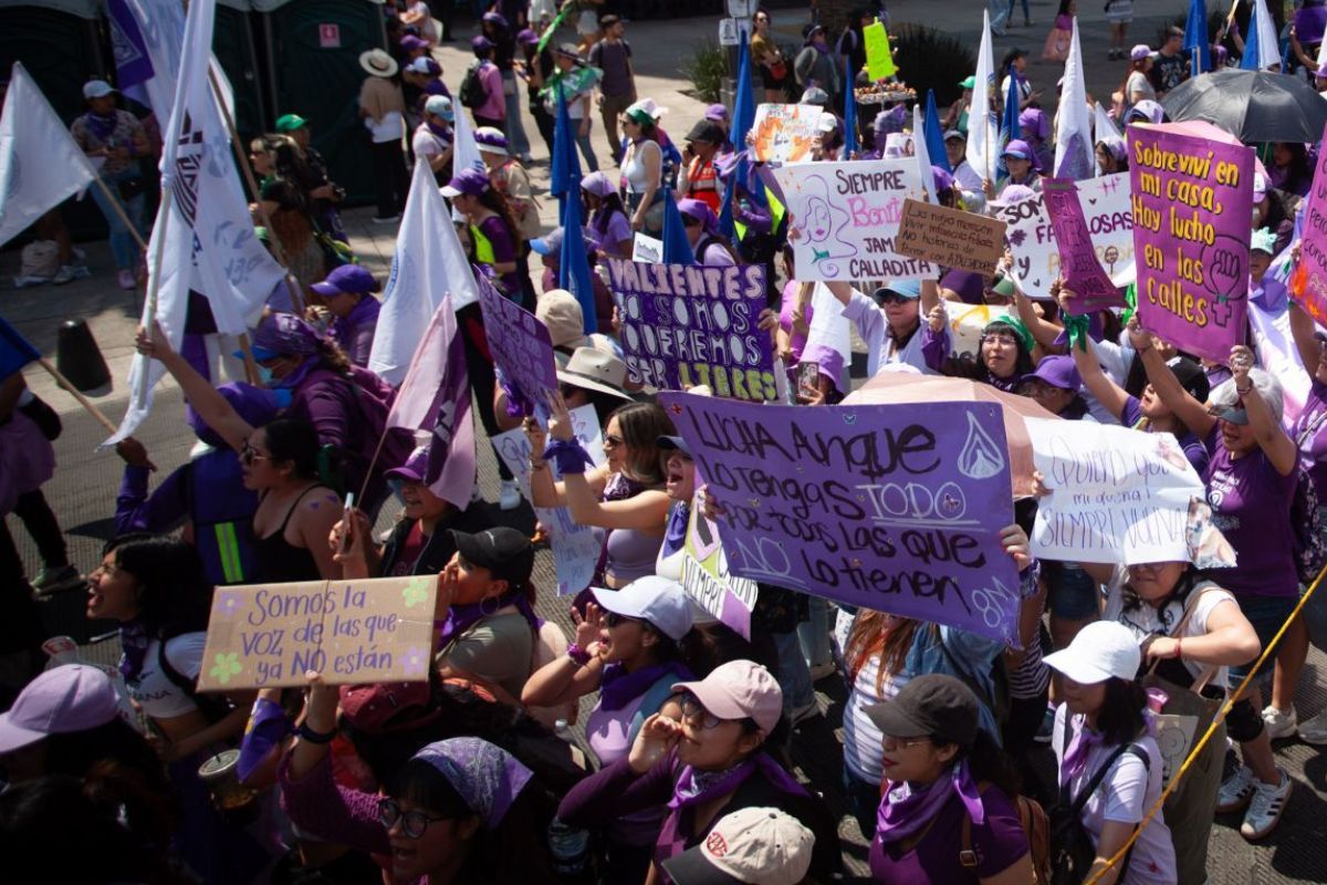 Mujeres abarrotan calles de CDMX por marcha del 8M
