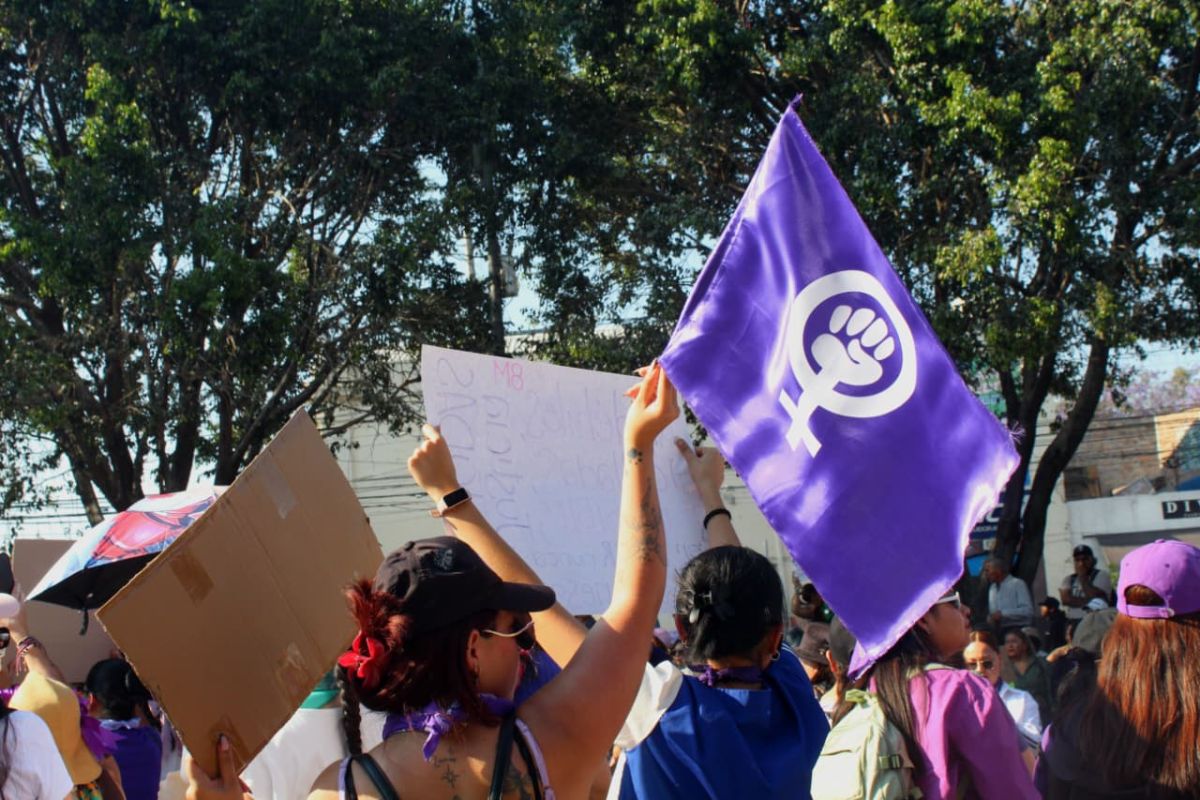 Miles de mujeres hacen sentir su voz en marcha del 8M en Querétaro